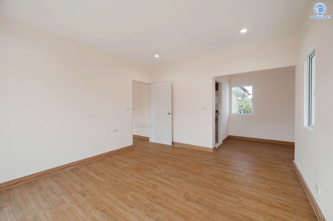 บ้านมือสองตกแต่งใหม่ โครงการ เพอร์เฟคพาร์ค วัดพระนอน จากแบรนด์ Property Perfect เนื้อที่ 56 ตร.ว. พื้นที่ใช้สอย 195.07 ตร.ม. ฟังก์ชัน 3 ห้องนอน 3 ห้องน้ำ 1 ห้องอเนกประสงค์ 2 ที่จอดรถ พร้อม Facilities ครบครัน บนทำเลเชื่อมต่อถนนกาญจนาฯ ใกล้ทางด่วน "ศรีรัช" เซ็นทรัลเวสต์เกต และรถไฟฟ้าสายสีม่วง "สถานีตลาดบางใหญ่"